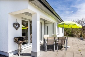 Outdoor dining - Holiday Home 'Anna' with Private Terrace and Wi-Fi (Goldlauter-Heidersbach)