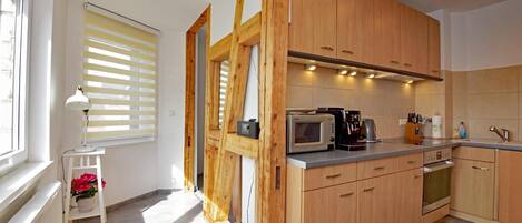 Réfrigérateur, four à micro-ondes, un four, surface de cuisson