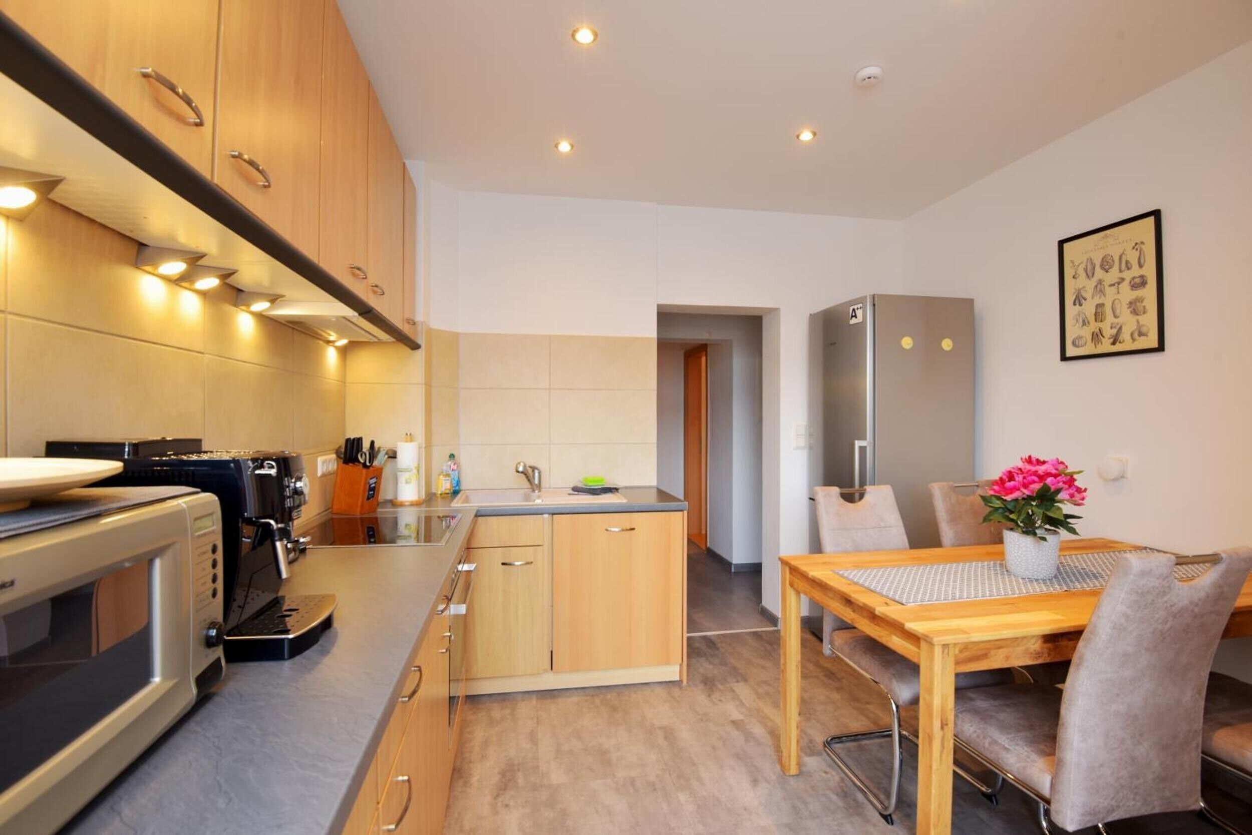 Kühlschrank, Mikrowelle, Ofen, Herdplatte