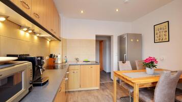 Kühlschrank, Mikrowelle, Ofen, Herdplatte