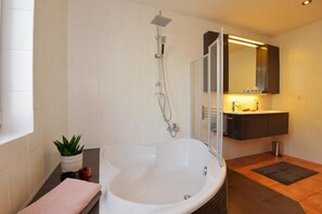 Shower, hair dryer, towels - Apartment 'Carola' with Wi-Fi (Zella-Mehlis)
