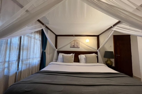 2 dormitoris, caixa forta a l'habitació i planxa i posts de planxar