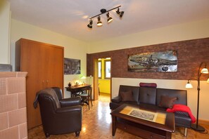 TV, fireplace - Apartment 'Erna' with Private Terrace, Private Garden and Wi-Fi (Kurort Steinbach-Hallenberg)