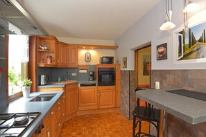 Fridge, microwave, oven, stovetop - Apartment 'Erna' with Private Terrace, Private Garden and Wi-Fi (Kurort Steinbach-Hallenberg)