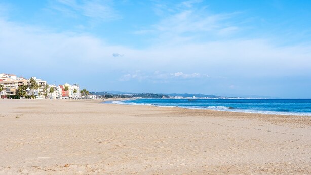 A wide sandy beach with a clear blue sky and calm sea. - Apartment with pool and paddle tennis 500m beach (Torredembarra)