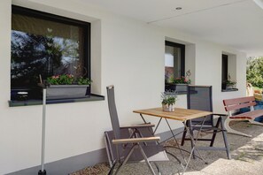 Outdoor dining - Apartment 'Staffe' with Mountain View, Private Terrace and Wi-Fi (Bonndorf im Schwarzwald)