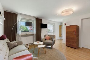 TV - Apartment 'Staffe' with Mountain View, Private Terrace and Wi-Fi (Bonndorf im Schwarzwald)