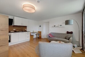 TV - Apartment 'Staffe' with Mountain View, Private Terrace and Wi-Fi (Bonndorf im Schwarzwald)