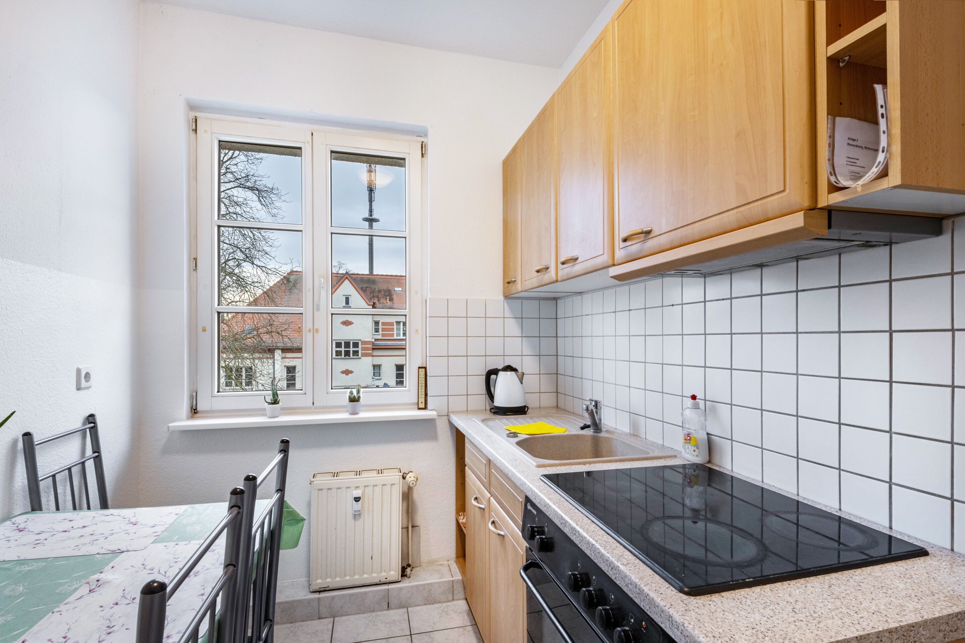 Kühlschrank, Ofen, Herdplatte, Wasserkocher mit Kaffee-/Teezubehör