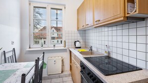 A kitchen with a window, a stove, and cabinets. - Apartment 'Auf Zeit' with Wi-Fi (Leipzig)