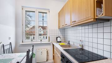 Fridge, oven, stovetop, coffee/tea maker