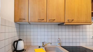 Frigorífico, horno, placa de cocina y cafetera o tetera