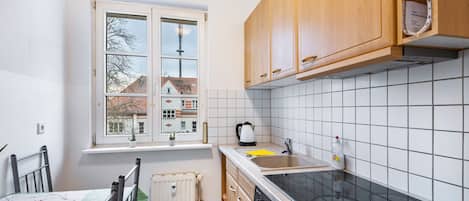 Réfrigérateur, four, plaque de cuisson, cafetière/bouilloire