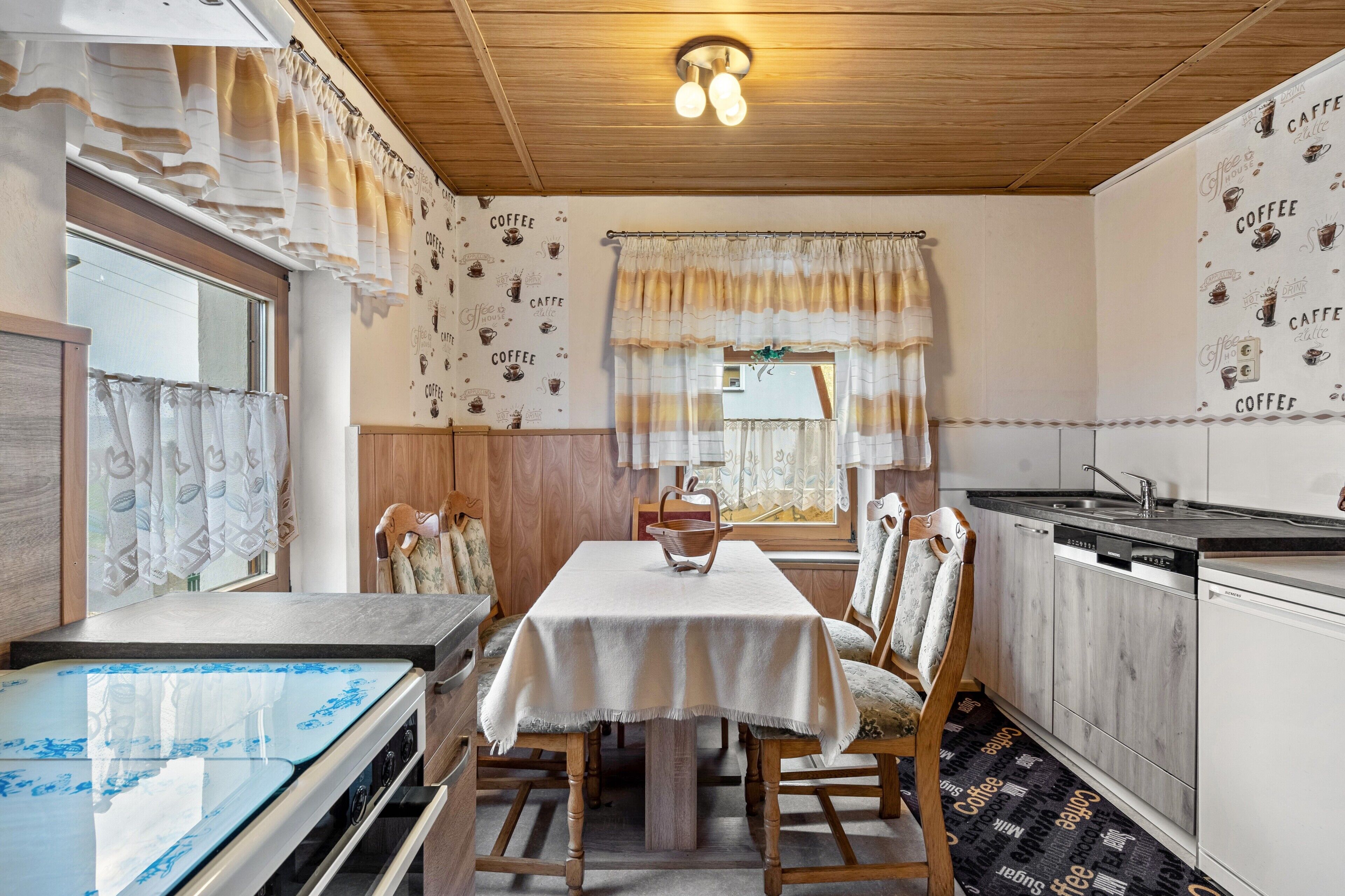 冷蔵庫、電子レンジ、オーブン、コンロ