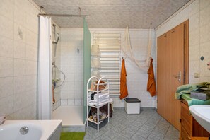 Douche, sèche-cheveux, serviettes fournies