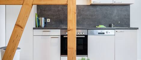 Frigorífico, horno, placa de cocina y lavavajillas