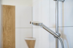 Ducha, secador de pelo y toallas
