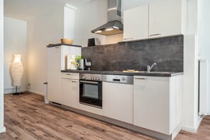 Frigorifero, forno, piano cottura, lavastoviglie