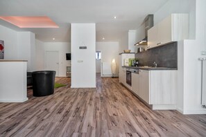 Kjøleskap, ovn, kokeplater og oppvaskmaskin