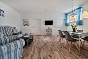 TV - Apartment '3' with Private Terrace and Wi-Fi (Klink)