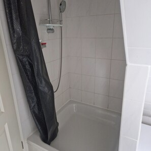 シャワー、ヘアドライヤー、タオル