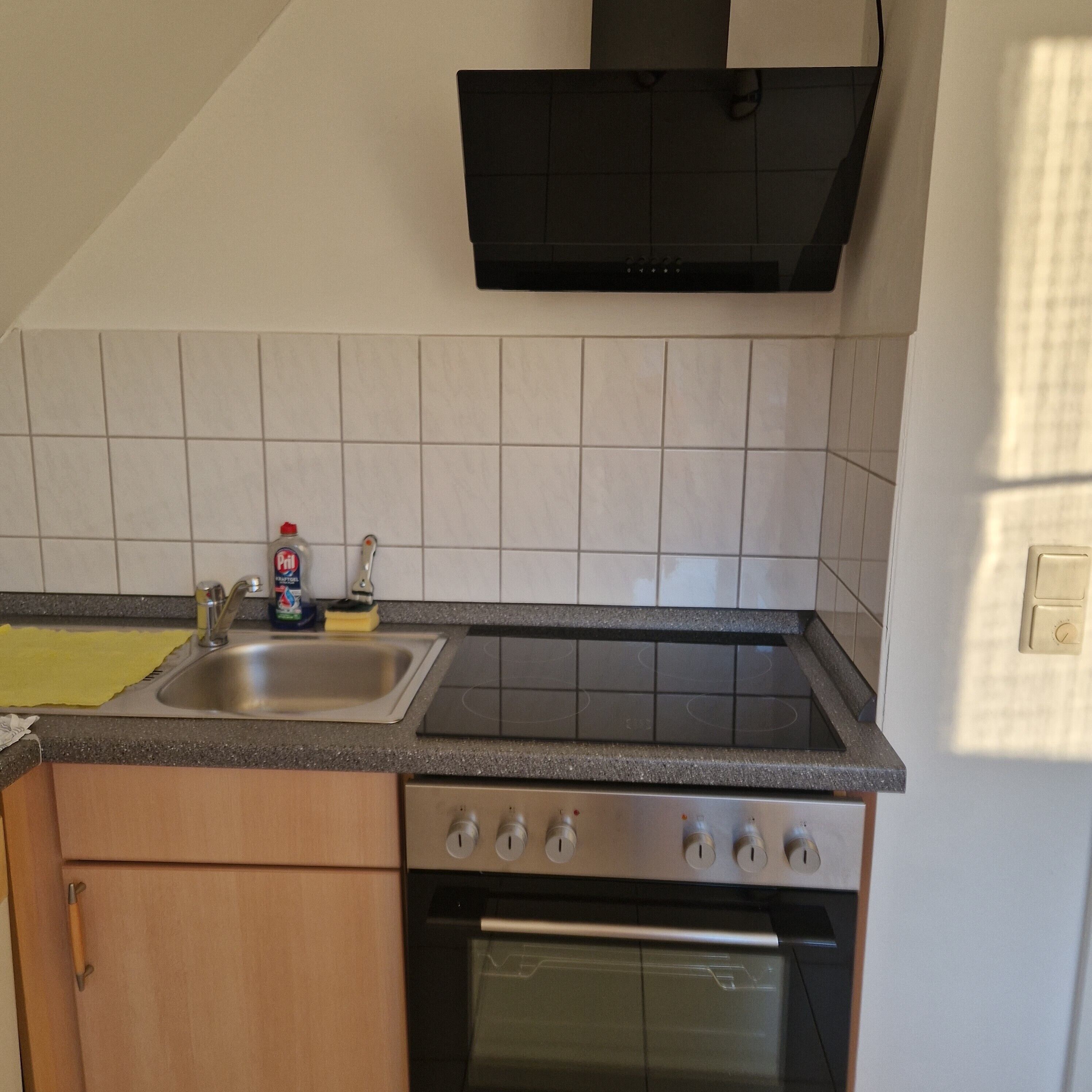 Fridge, oven, stovetop, electric kettle
