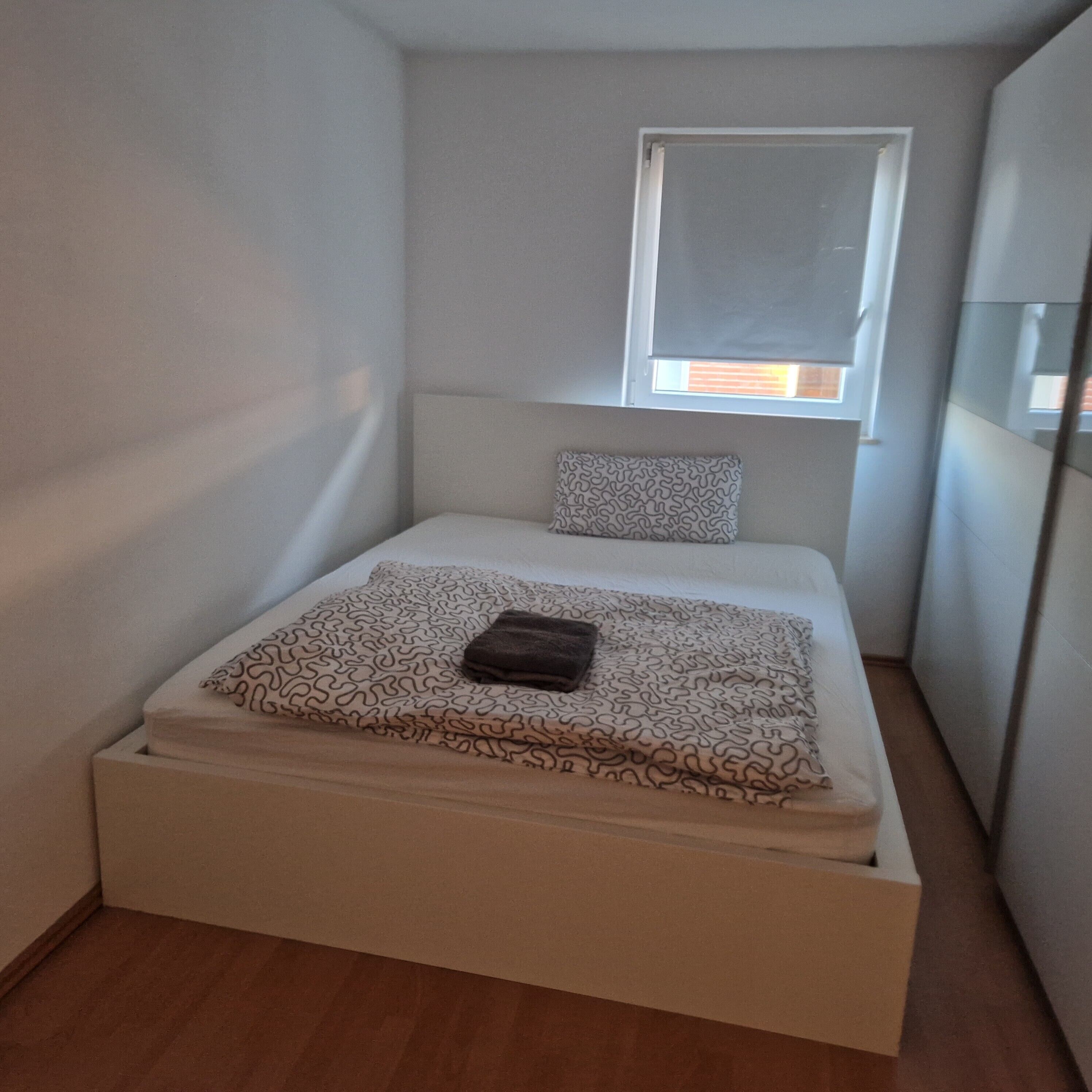 1 bedroom, bed sheets