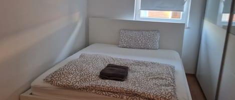 1 bedroom, bed sheets
