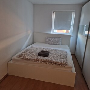 1 bedroom, bed sheets