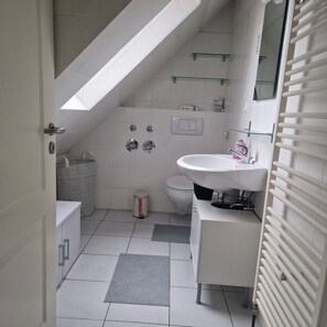 Douche, séchoir à cheveux, serviettes fournies