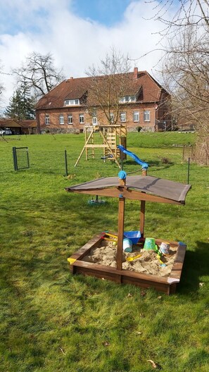 Children’s area - Apartment 'Das Landhaus 2' with Shared Garden and Wi-Fi (Carinerland-Kirch Mulsow)