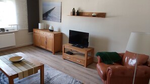 TV - Apartment 'Das Landhaus 2' with Shared Garden and Wi-Fi (Carinerland-Kirch Mulsow)