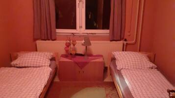 4 bedrooms, bed sheets