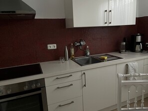 ثلاجة، ميكروويف، فرن، موقد طهي مسطح