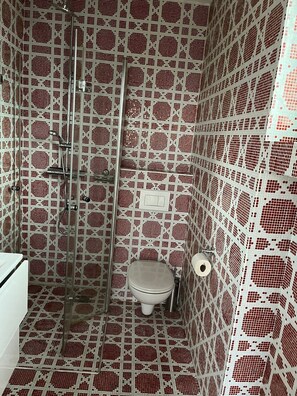 Een douche, handdoeken