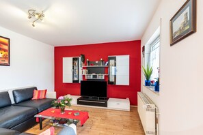 Una televisión, un reproductor de DVD, un reproductor estéreo