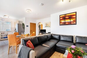 Una televisión, un reproductor de DVD, un reproductor estéreo