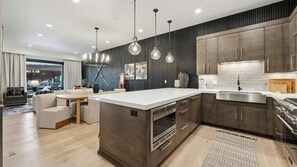 冷蔵庫、電子レンジ、コーヒー / ティーメーカー