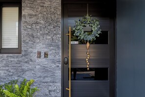 Exterior detail - Charming 4-bedroom house w private pool, 7min from airport, close to restaurants (Carolina)