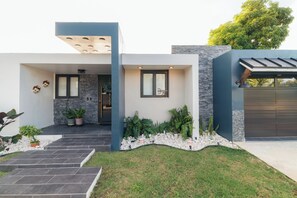 Exterior detail - Charming 4-bedroom house w private pool, 7min from airport, close to restaurants (Carolina)