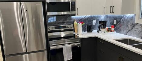 Kylskåp, mikrovågsugn, ugn och spishäll