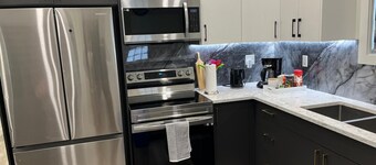 Upper Suite Family Haven - 6 minutes drive from the Airport, Close to Everything