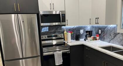 Upper Suite Family Haven - 6 minutes drive from the Airport, Close to Everything