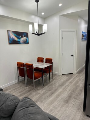 Dining - Upper Suite Family Haven - 6 minutes drive from the Airport, Close to Everything (Winnipeg)