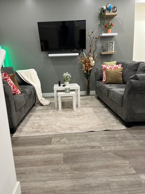 Smart TV, books - Upper Suite Family Haven - 6 minutes drive from the Airport, Close to Everything (Winnipeg)