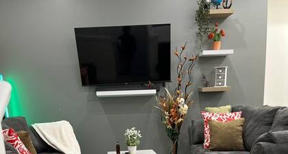 Upper Suite Family Haven - 6 minutes drive from the Airport, Close to Everything