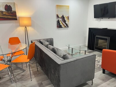 New Cozy Luxury Basement Suite- Near the Airport