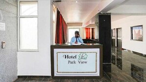 Un mostrador de recepción de hotel con un cartel que dice 'Hotel Park View'.