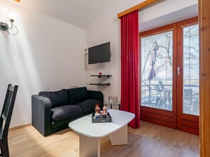 TV - Cosy holiday home with terrace near ski resorts (Mariapfarr)