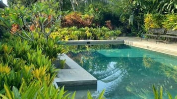 Piscine extérieure, chaises longues